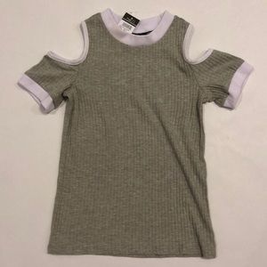 NEW W/ TAGS - Rue21 Gray top with shoulder cutouts